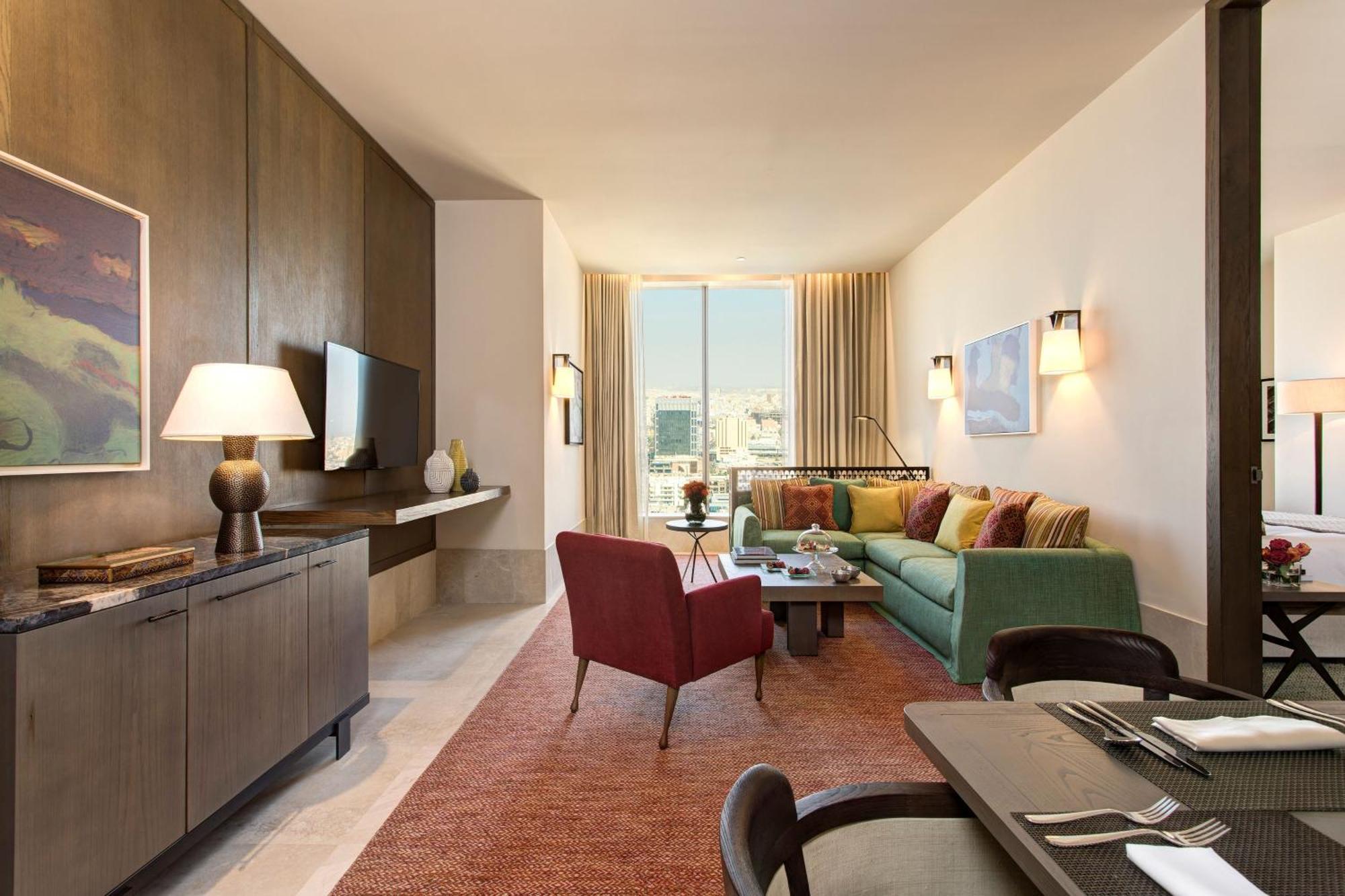 Junior Suite 1 King City view