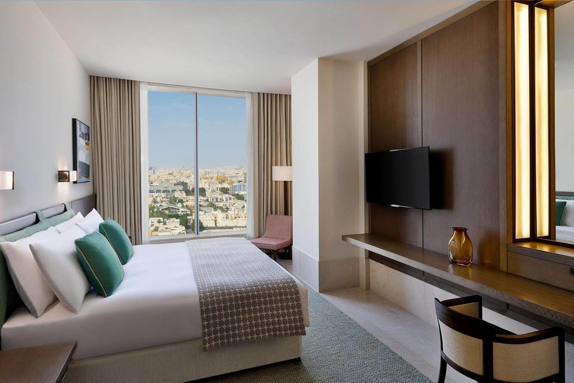 Junior Suite 1 King City view