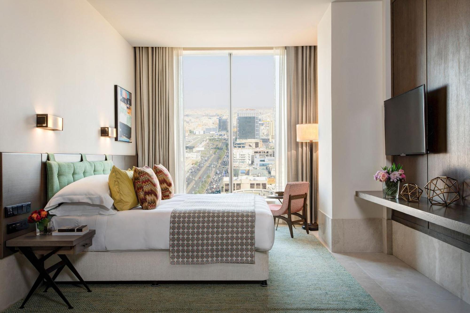 Junior Suite 1 King City view